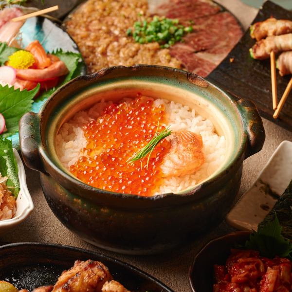 【SNSで話題の料理◎】名物「鮭といくらの親子土鍋」米の一粒一粒の存在感と旨みをご堪能ください。