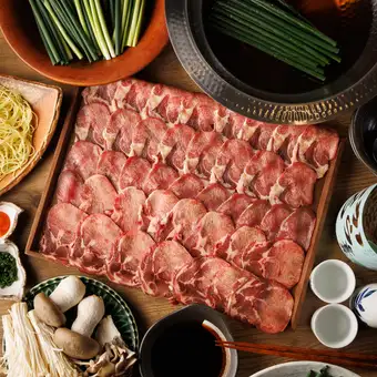 10月12日起：【9道菜】3小時暢飲（含生啤）：牛舌涮涮鍋和和牛牛肉涮涮涮鍋套餐，5500日元