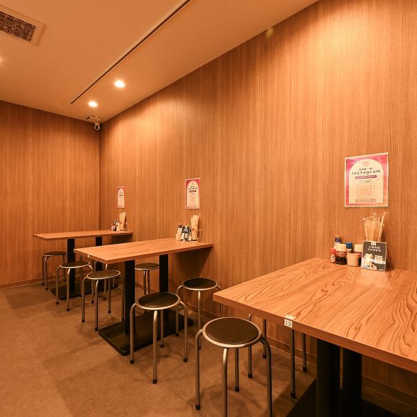 【あたたかな雰囲気が◎】4名掛けのテーブルを3卓ご用意しており、仕事帰りの同僚との飲み会や、気心知れたご友人との楽しい食事に最適です。木目調と温かい照明が作り出すアットホームな空間で、周囲を気にせずゆったりとお寛ぎいただけます。賑やかなひとときを心ゆくまでお過ごしください！