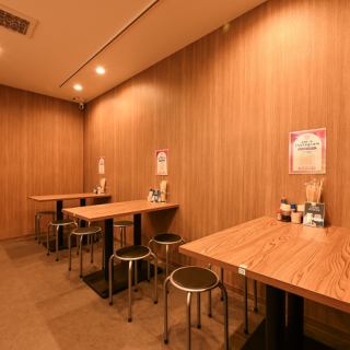 4名掛けテーブルを3卓完備！木目調と温かい照明が演出するアットホームな空間で、仕事帰りに同僚やご友人と周囲を気にせず、賑やかな宴会や楽しい食事をゆったりとお過ごしいただけます！