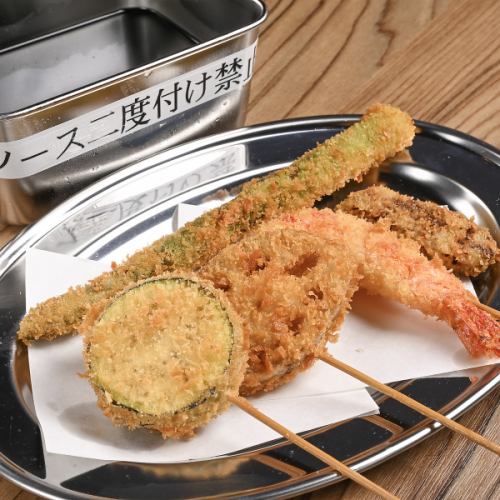 目の前で揚げられる串カツ♪