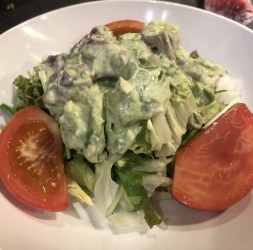 Avocado and tuna tartar salad