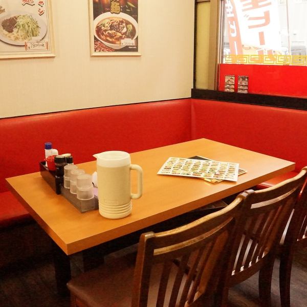 桌子座位又宽敞又宽敞！一张桌子最多可容纳7人用餐！我们准备了一张宽敞的桌子，让您可以享用各种菜肴。它可以用于各种目的，从一次性使用到各种宴会。