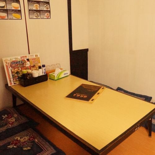 It is a tatami room where you can eat without worrying about the surroundings.