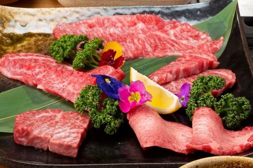 [Lunch] No. 1 in popularity! 5 types of luxurious Yonezawa beef + free refills of rice and soup, salad and dessert included