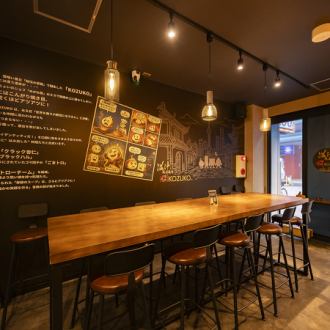 10名掛けのロングテーブルは、5名様席×2卓としても使うことができます。友人や同僚とのランチやディナーにぴったりです！