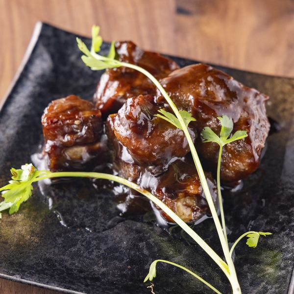 【ジューシーなお肉が口の中でほろける】上海黒酢の香味スペアリブ　小3個780円(税込)/大6個1359円(税込)