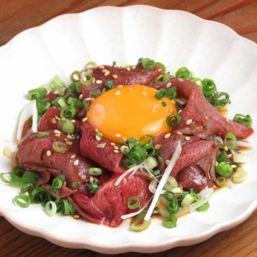 低温調理した伊豆牛ユッケ