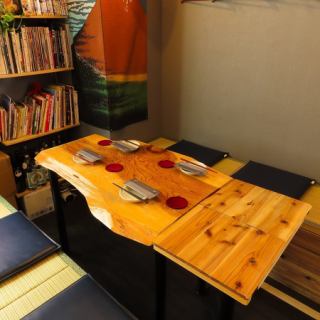 仲間とワイワイ楽しめるテーブル席。飲み会や宴会に最適な、ゆったりとした空間でお食事をお楽しみいただけます。