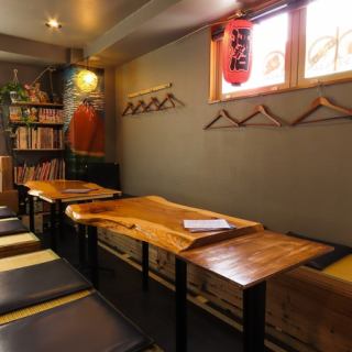 気の合う仲間との集まりにぴったりのテーブル席。賑やかな雰囲気の中で、名物料理とお酒を囲んで盛り上がれます。