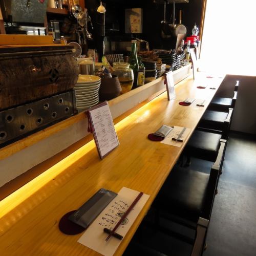 臨場感あふれるカウンター席。スタッフとの会話も楽しめる特等席で、ひとり飲みやサク飲みにもおすすめです。