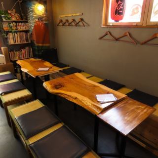 熱々おでんとお酒で乾杯！グループ利用にぴったりのテーブル席で、賑やかな宴をお楽しみください。