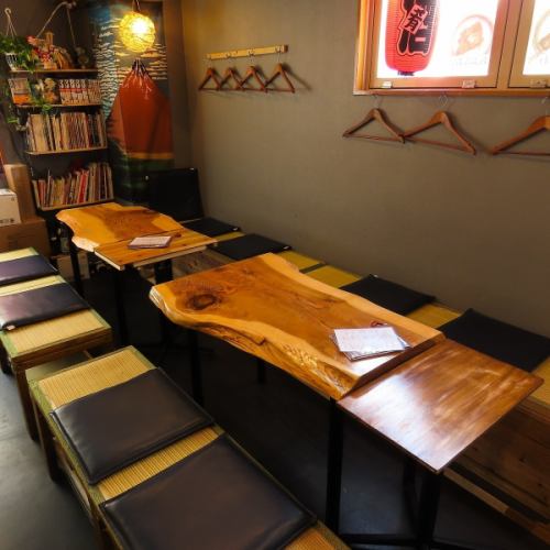 熱々おでんとお酒で乾杯！グループ利用にぴったりのテーブル席で、賑やかな宴をお楽しみください。