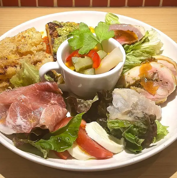 ワインやお酒にあう前菜を少しずつ楽しめる贅沢な『前菜8種盛り合わせ』