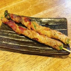 Enoki mushroom wrapped in pork (2 pieces) / Asparagus wrapped in pork (2 pieces)