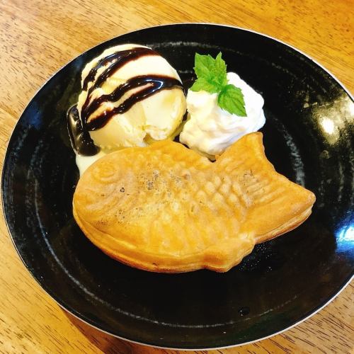 Taiyaki with vanilla ice cream / Mini pancakes with vanilla ice cream