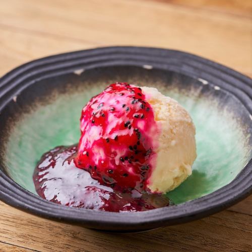 Vanilla ice cream with dragon fruit sauce (seasonal)