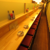 [Popular izakaya to enjoy at the counter!] A hidden counter that makes the most of the depth of the store! Recommended for singles and quick drinks♪