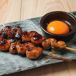 定番から変わり串まで、鰻の様々な部位を串で楽しめます。