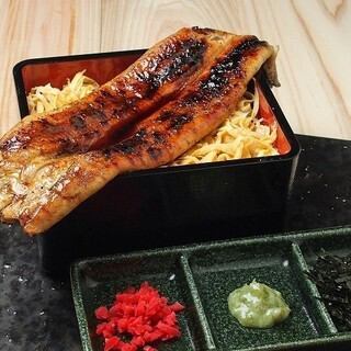 迫力満点！重箱からはみ出るうな重は圧巻です。