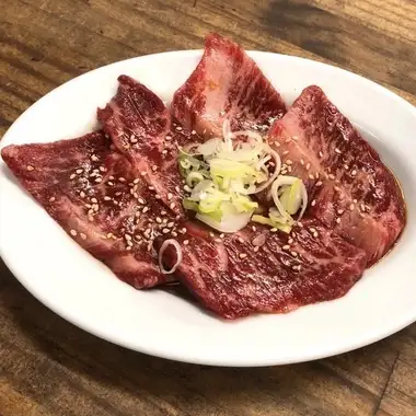 【ジューシーな旨味】牛カルビ◆香ばしいタレとごまが引き立てる極上の味わい