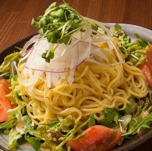彩り野菜の北海道ラーメンサラダ／シラスポテトたっぷりサラダ