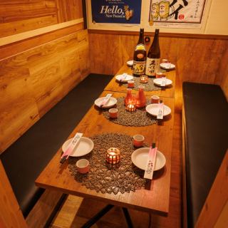 最大10名様ご利用可能なテーブル席。落ち着いた雰囲気の店内で少人数の宴会はいかがですか？女子会にも最適です。落ち着いた雰囲気で自慢のお料理をお召し上がりください！ロールカーテンや仕切り付席もございます。人数に合わせてレイアウト変更可能♪最大100名様まで貸切OK！お早目のご予約がおすすめです。