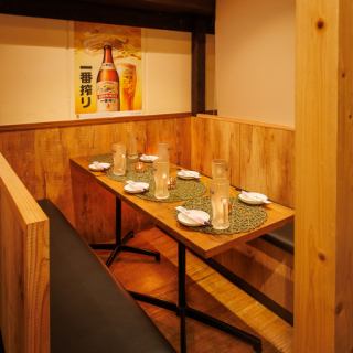 【大人数個室テーブル】10～30名様でもゆったりとお座りいただける個室をご用意。大切なお客様を迎えての接待やビジネス仲間との会食、お仕事仲間との歓送迎会や忘年会はもちろん、ご家族・親族でのお食事などにもご利用ください。ご宴会は飲み放題付が断然おトク。冬を題材にした至極の鍋の数々を提案しております。