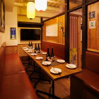 【フロア貸切は最大100名様】幹事様も安心！会社宴会におすすめの大型テーブル個室やゆったりとした空間が人気です♪人数や、予算、開催時間なお気軽にご相談ください！大切なお客様を迎えての接待やビジネス仲間との会食、お仕事仲間との歓送迎会や忘年会はもちろん、ご家族・親族でのお食事などにもご利用ください。