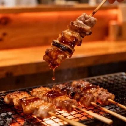 炭火焼焼き鳥が食べ放題!忘年会に最適な満足コースをご用意。香ばしい串と飲み放題で一年の締めくくりに！