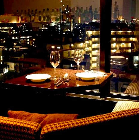東京タワーや六本木方面の夜景を一望できる贅沢な空間。夜景を堪能しながらごゆっくりとお愉しみください。