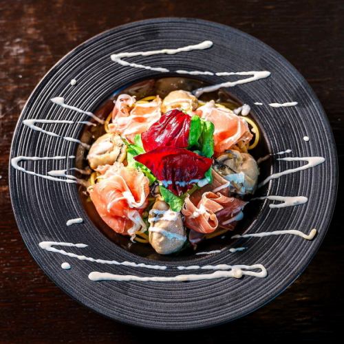 牡蠣と生ハムとルッコラのアーリオオーリオ　スパゲッティゴルゴンゾーラの香り