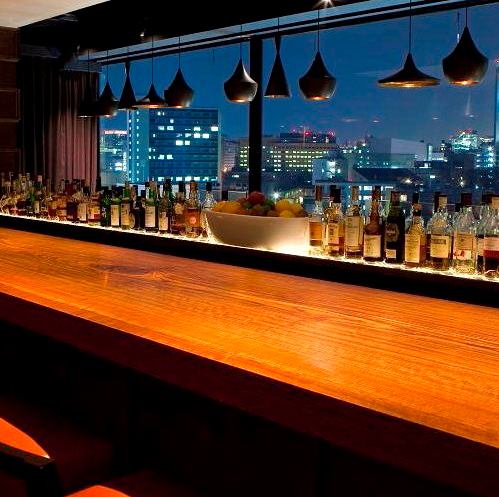 The spacious counter seats are made from a single 6-meter plank, allowing you to enjoy your meal at your leisure.