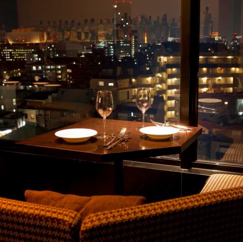 夜景の見える開放的な空間