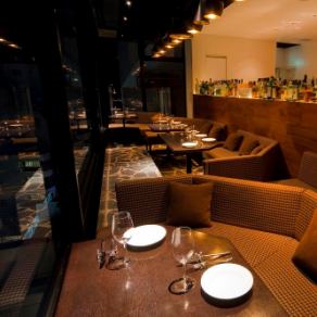 地上7階、ガラス張りの開放感たっぷりの空間です