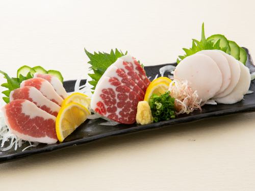 馬刺し三点盛り(霜降り馬刺し・ふたえご刺し・たてがみ刺し)