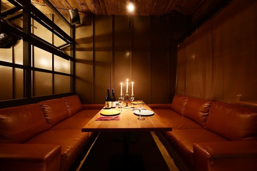 [Private room with sofa] How about a birthday party or a group date in a private space? We can dim the lights so you can relax and you can close the room with a curtain so you don't have to worry about the people around you.