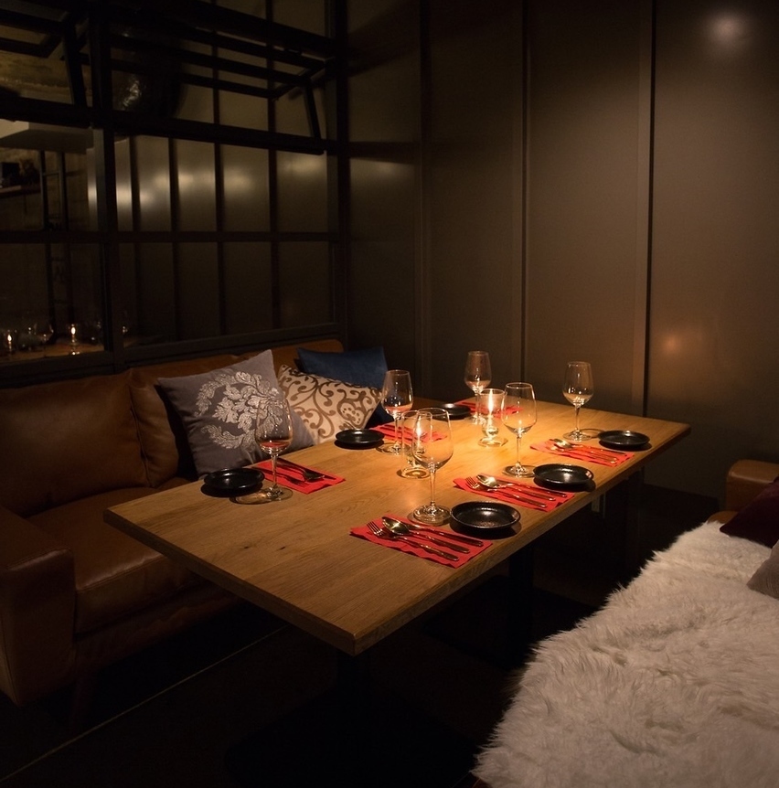 We offer a variety of seating options, from sofa seats for 3 people to private rooms that can accommodate 8 people!