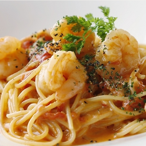ぷりぷり海老のともっちり生パスタがトマトクリームに絡みます♪