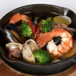 魚介とブロッコリーのアヒージョ