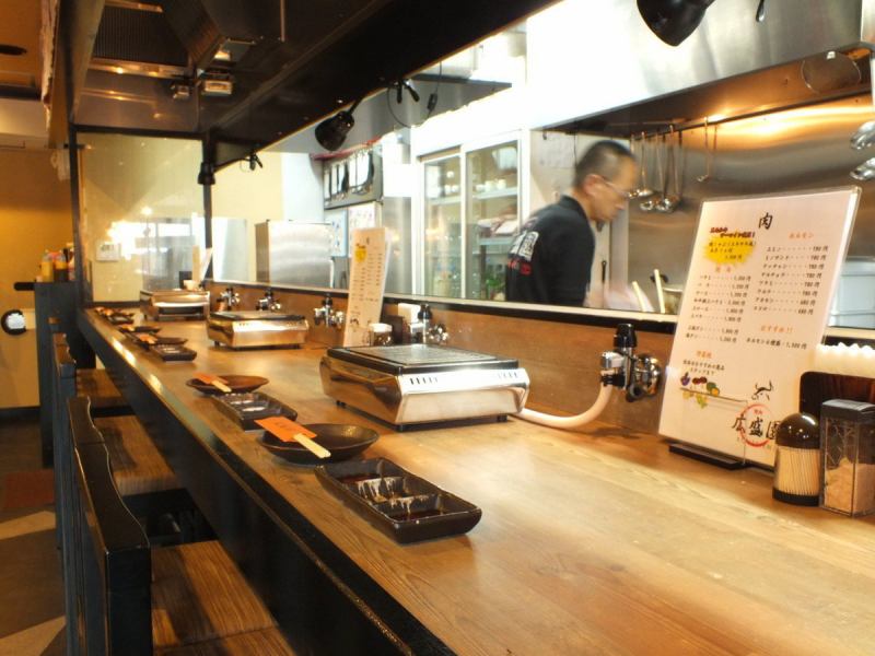 【お一人様も大歓迎】カウンター席もあり、お一人様でもお気軽にご来店いただけるアットホームな雰囲気♪その日のオススメなどを聞きながらゆっくりとお食事を楽しんでいただける特等席！もちろん大切な方との雰囲気を味わいながらの飲み会にもおすすめ☆