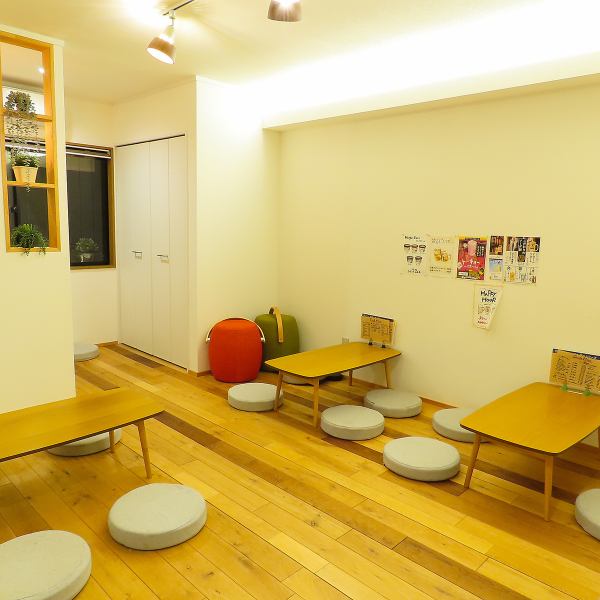 もともと民家だったところをリノベーションした白を基調とした店内には、お座敷席をご用意しております。ご家族やお友達同士で、まるで自宅にいるような感覚でくつろげるアットホーム空間です。季節のおばんざいや居酒屋メニューを囲みながら、心ゆくまでご歓談下さい。各種ご宴会利用にも最適な、地域に密着したお店です。