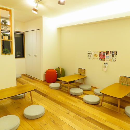 <p>もともと民家だったところをリノベーションした白を基調とした店内には、お座敷席をご用意しております。ご家族やお友達同士で、まるで自宅にいるような感覚でくつろげるアットホーム空間です。季節のおばんざいや居酒屋メニューを囲みながら、心ゆくまでご歓談下さい。各種ご宴会利用にも最適な、地域に密着したお店です。</p>