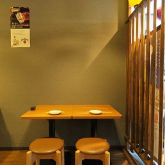 2名様掛けのテーブル席。女子会やデート、お一人様でのサク飲みにも大歓迎です！