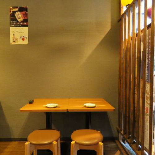 2名様掛けのテーブル席。女子会やデート、お一人様でのサク飲みにも大歓迎です！