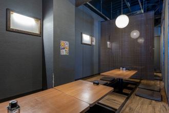 2名様～6名様までご利用頂ける足元ゆったり掘りごたつ席は簾を下げて半個室風にもなります。