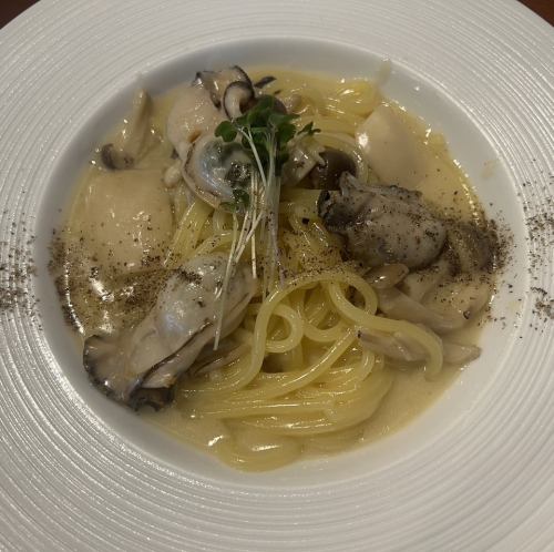 Mushroom and oyster cream pizza