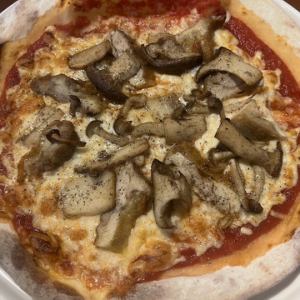 버섯과 닭고기 토마토 피자