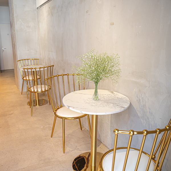 ≪インテリアが映えるラグジュアリーなカフェ≫大理石をモチーフにしたテーブル席はシックな雰囲気。ゴールドの装飾が加わることでラグジュアリーな上質空間となっています。2名様掛けのテーブル席を3卓ご用意しております。お気軽にお立ち寄りください♪