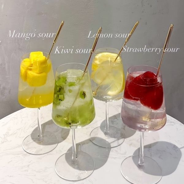 ≪A collection of cute items ☆≫ Will definitely look great on SNS♪ Gorogoro Fruit Sour 847 yen (tax included) / Non-alcoholic 792 yen (tax included)